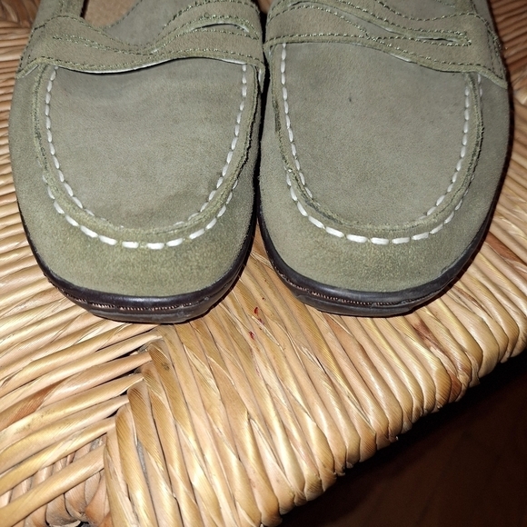 LANDS' END olive green suede leather  loafers. Size 6 - Picture 2 of 6
